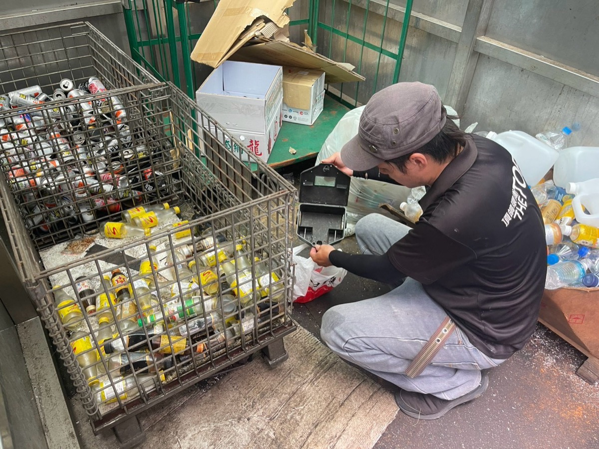 技師巡檢鼠餌站:垃圾回收區監測點例行檢查與補充